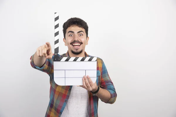 Boş Bir Çırpma Tahtası Tutan Açıp Kahkahalarla Gülen Bir Film — Stok fotoğraf