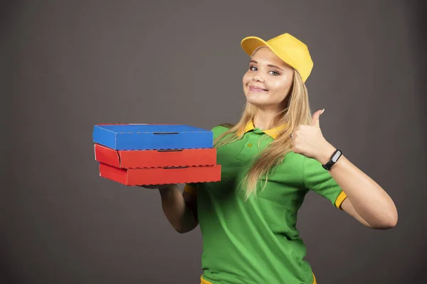 Доставщица Держит Картонки Пиццы Показывает Большой Палец Вверх Высокое Качество — стоковое фото