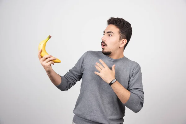 Morena Macho Olhando Para Banana Com Expressão Surpresa Foto Alta — Fotografia de Stock