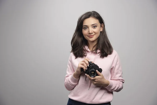 Молода Жінка Рожевому Светрі Тримає Камеру Високоякісна Фотографія — стокове фото