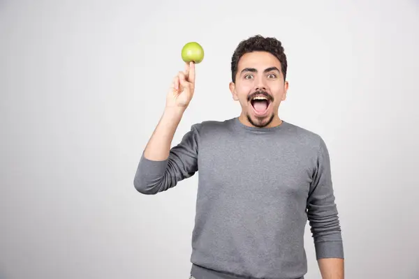 Unge Man Som Håller Grönt Äpple Glatt Högkvalitativt Foto — Stockfoto