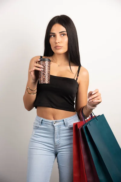 Brunette Woman Posing Shopping Bags Coffee High Quality Photo — Stock Photo, Image