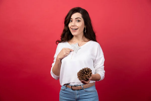 Mujer Feliz Posando Con Gran Piña Navidad Estrella Sobre Fondo — Foto de Stock