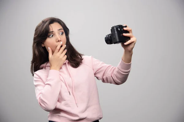 Kobieta Fotograf Robi Sobie Selfie Szarym Tle Wysokiej Jakości Zdjęcie — Zdjęcie stockowe