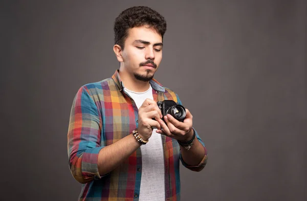 Jovem Experiente Fotografia Tirando Fotos Profissionais Uma Forma Séria Foto — Fotografia de Stock