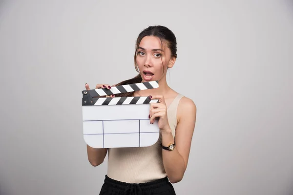 Mulher Camisa Bege Segurando Palmas Sentindo Chocada Foto Alta Qualidade — Fotografia de Stock