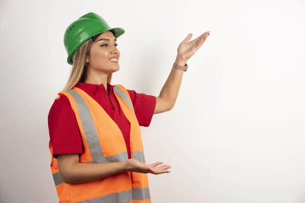 Женщина Работница Позирует Шлеме Форме Высокое Качество Фото — стоковое фото