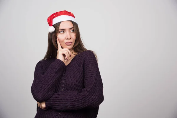 Femme Brune Chapeau Père Noël Regardant Son Côté Photo Haute — Photo