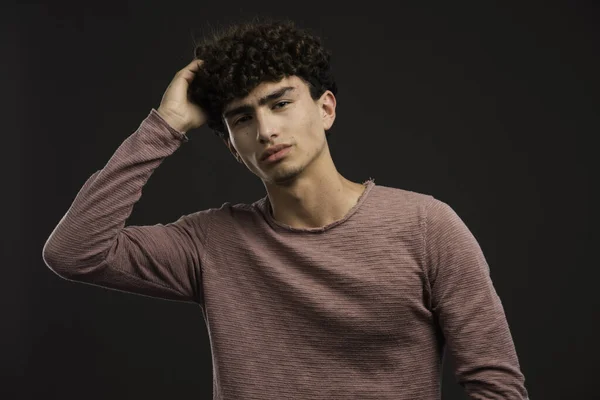 Jeune Garçon Avec Une Coiffure Bouclée Penser Photo Haute Qualité — Photo