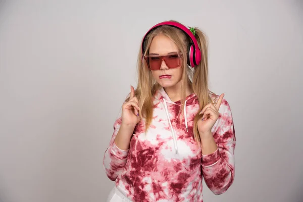 Hermosa Mujer Traje Rosa Escuchando Canción Foto Alta Calidad — Foto de Stock