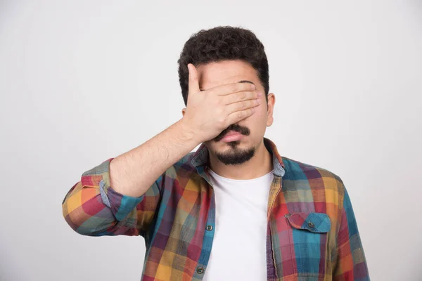 Jovem Fechando Olhos Com Mãos Foto Alta Qualidade — Fotografia de Stock