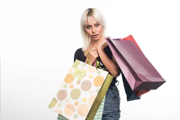 Jovem Segurando Sacos Compras Fundo Branco Com Expressão Chocada Foto — Fotografia de Stock