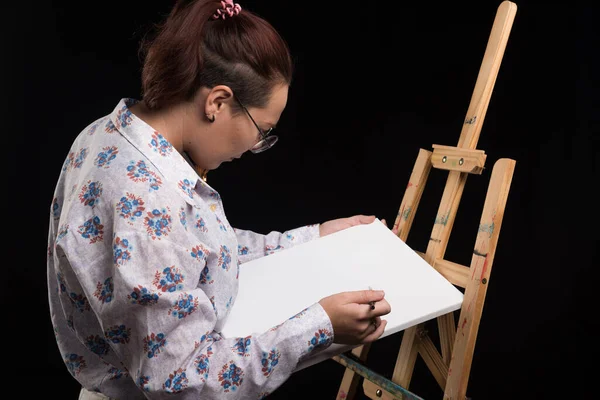 Mujer Artista Dibujando Algo Sobre Lienzo Blanco Con Pincel Sobre —  Fotos de Stock