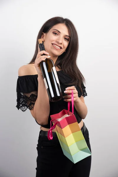 Jeune Femme Tenant Sac Cadeau Vin Sur Fond Blanc Photo — Photo