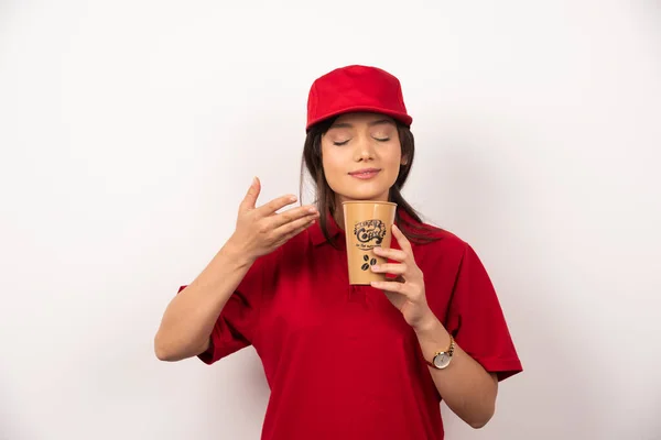 Piros Egyenruhás Kávét Szagolgat Barna Pohárban Kiváló Minőségű Fénykép — Stock Fotó