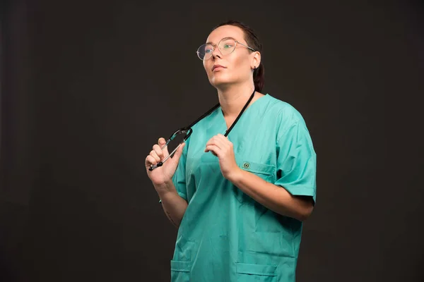 Female Doctor Green Uniform Holding Stethoscope Looks Confident High Quality — Stock Photo, Image