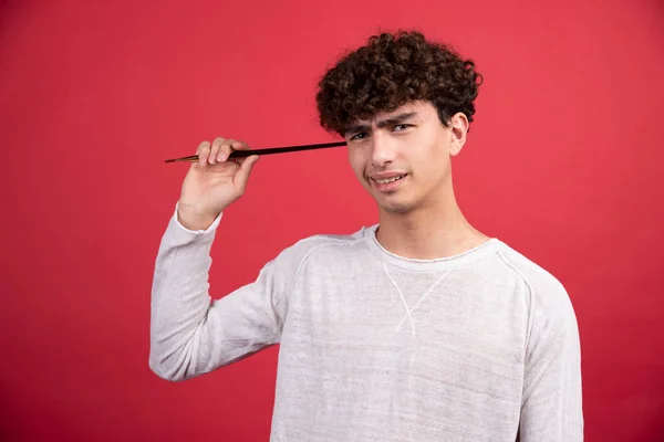 Pintor Masculino Sosteniendo Pincel Sobre Fondo Rojo Foto Alta Calidad — Foto de Stock