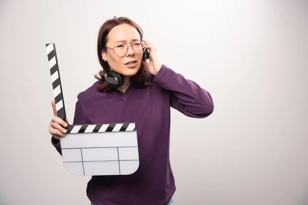 Jeune Femme Tenant Une Cassette Cinéma Sur Fond Blanc Photo — Photo