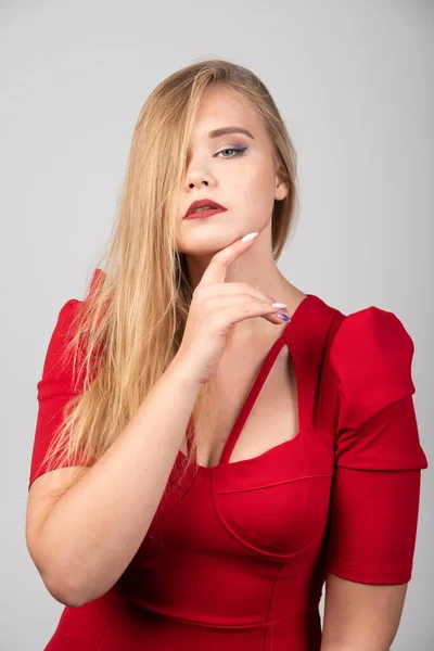 Blonde Woman Red Outfit Posing Camera High Quality Photo — Stock Photo, Image