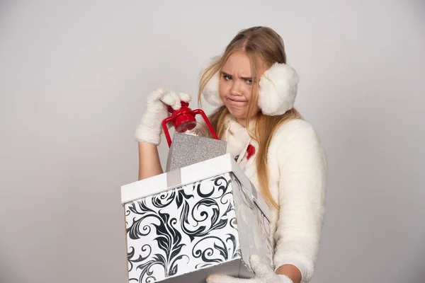 Blonde Weißem Pullover Nimmt Geschenk Aus Weißer Schachtel Entgegen Hochwertiges — Stockfoto