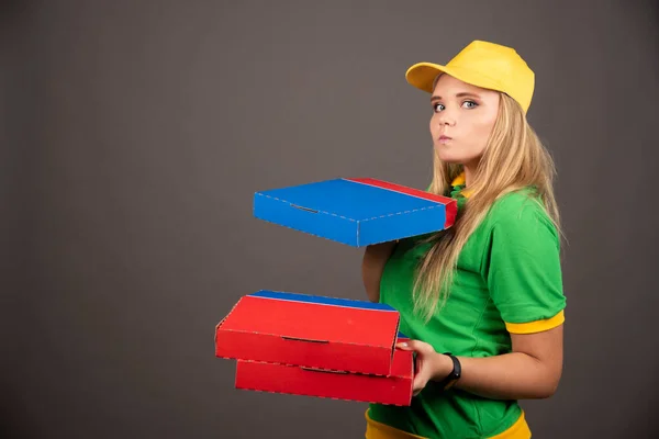 Mujer Partera Con Uniforme Sosteniendo Cartones Pizza Foto Alta Calidad — Foto de Stock