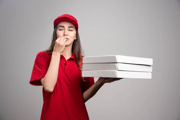 Mulher Entrega Fazendo Delicioso Sinal Sobre Pizzas Foto Alta Qualidade — Fotografia de Stock