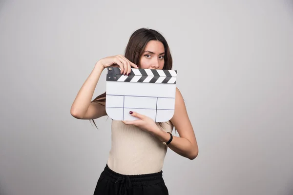 Young Woman Clapperboard Posing Gray Background High Quality Photo — Stock Photo, Image