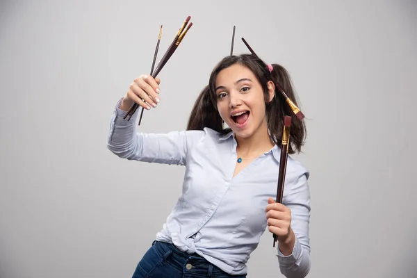 Jovem Artista Com Pincéis Sorrindo Fundo Cinza Ilustração Alta Qualidade — Fotografia de Stock