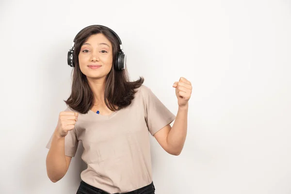 Ung Vacker Kvinna Lyssnar Musik Med Hörlurar Högkvalitativt Foto — Stockfoto