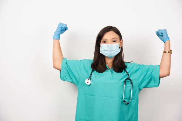 Ärztin Mit Maske Die Ihre Muskeln Auf Weißem Hintergrund Zeigt — Stockfoto