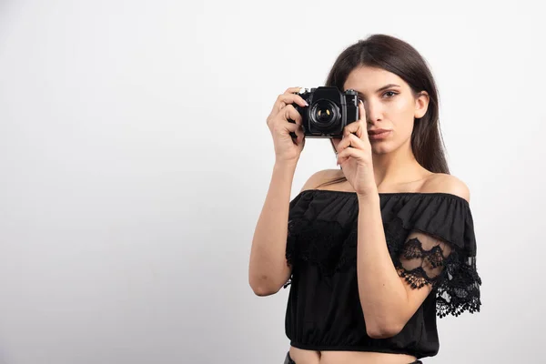 白い背景のカメラで写真を撮るかなりの女性 高品質の写真 — ストック写真