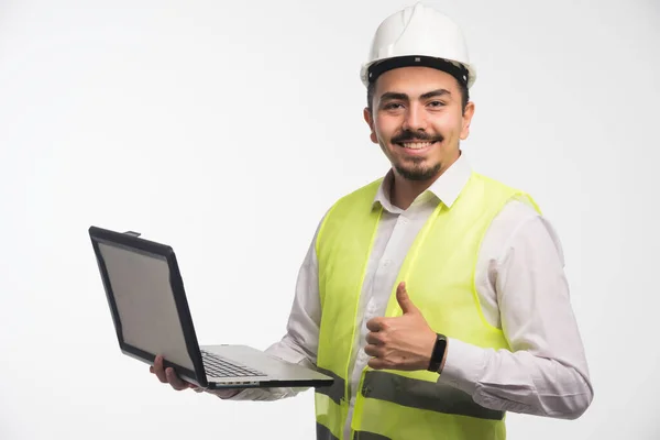 Ingeniero Uniforme Sosteniendo Portátil Haciendo Pulgar Hacia Arriba Foto Alta — Foto de Stock