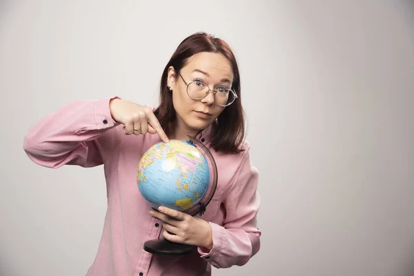 Ritratto Donna Che Mostra Globo Terrestre Sfondo Bianco Foto Alta — Foto Stock