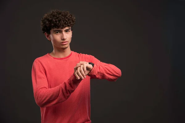 Modelo Jovem Com Cabelos Encaracolados Verificando Seu Tempo Foto Alta — Fotografia de Stock