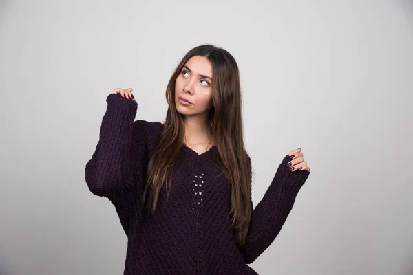 Woman Purple Sweater Standing Gray Background High Quality Photo — Stock Photo, Image