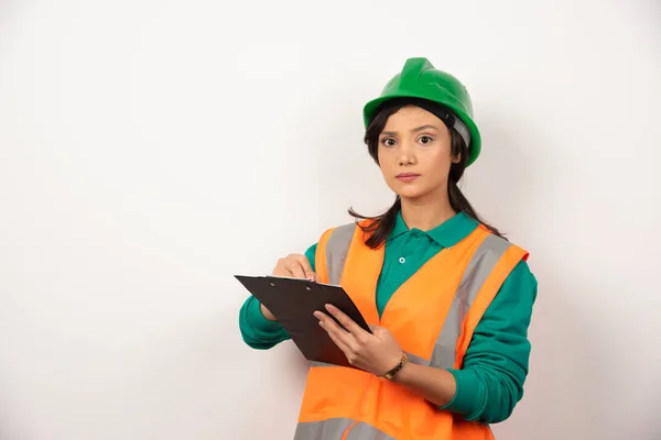 Seriöse Wirtschaftsingenieurin Uniform Mit Klemmbrett Auf Weißem Hintergrund Hochwertiges Foto — Stockfoto