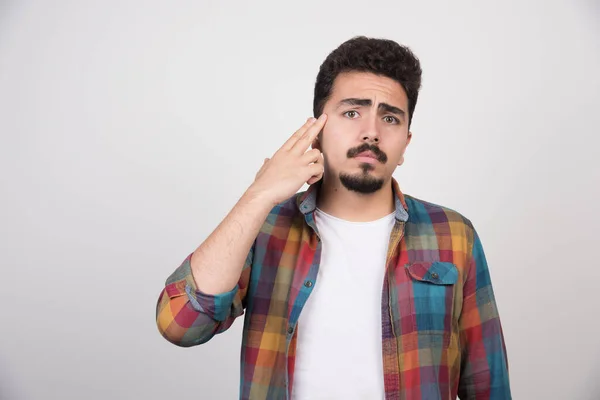 Portret Van Een Jongeman Die Door Muur Kijkt Aan Iets — Stockfoto