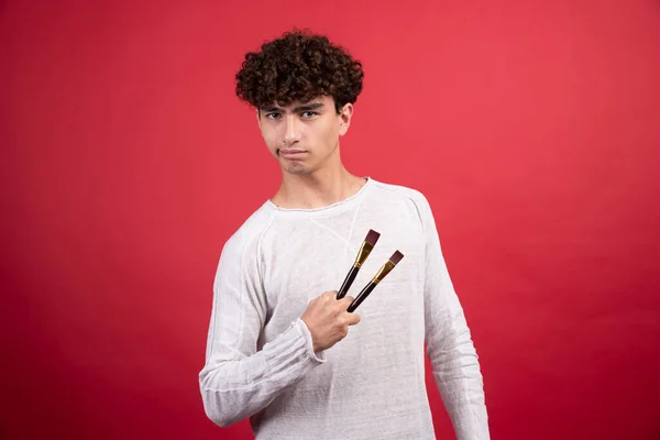 Retrato Joven Artista Masculino Con Pinceles Para Pintar Foto Alta — Foto de Stock