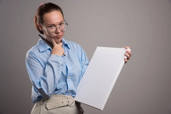 Frau Mit Leerer Leinwand Und Pinsel Auf Grauem Hintergrund — Stockfoto