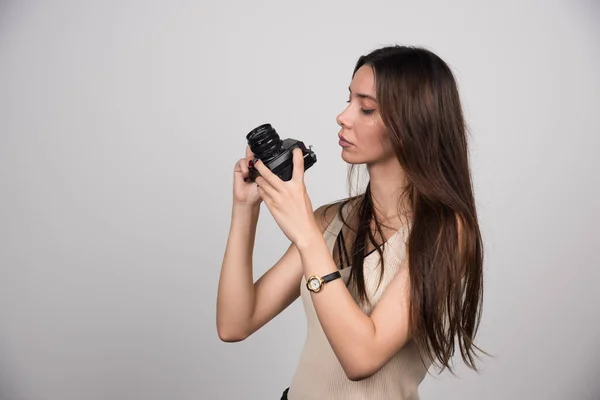 Młoda Kobieta Patrząca Kamerę Szarym Tle Wysokiej Jakości Zdjęcie — Zdjęcie stockowe