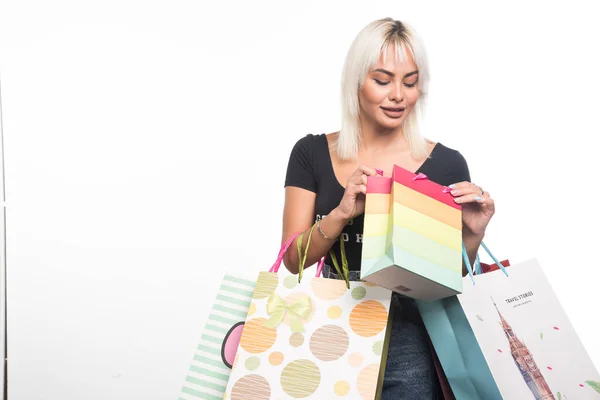 Jovem Segurando Olhando Para Sacos Compras Fundo Branco Foto Alta — Fotografia de Stock