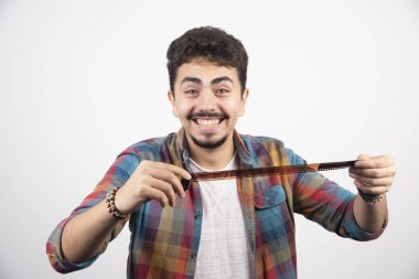 Fotoğraf, polaroid filmdeki fotoğraf geçmişini ciddi bir şekilde kontrol ediyor. Yüksek kalite fotoğraf