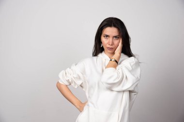 Ayakta duran ve kameraya bakan genç bir kadının portresi. Yüksek kalite fotoğraf