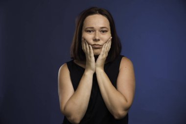 Siyah gömlekli genç kız sıkılmış görünüyor. Yüksek kalite fotoğraf