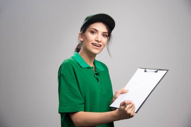 Gri arka planda poz veren güzel bir kadın. Yüksek kalite fotoğraf