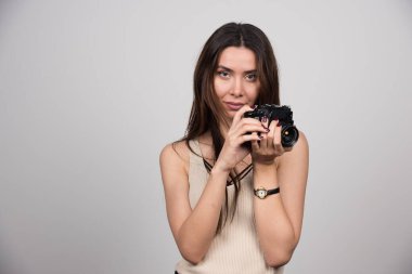 Durup poz veren gülümseyen kadın. Yüksek kalite fotoğraf