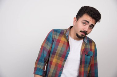 Casula 'daki adam kameraya bakıyor. Yüksek kalite fotoğraf