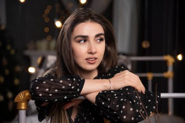 Güzel bir kadın yoğun bir bakışla bir yere bakıyor. Yüksek kalite fotoğraf