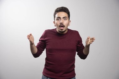 Genç esmer bir adam ayakta ve poz veriyor. Yüksek kalite fotoğraf