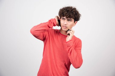 Kulaklıklı genç adam müzik dinlemeye çalışıyor. Yüksek kalite fotoğraf